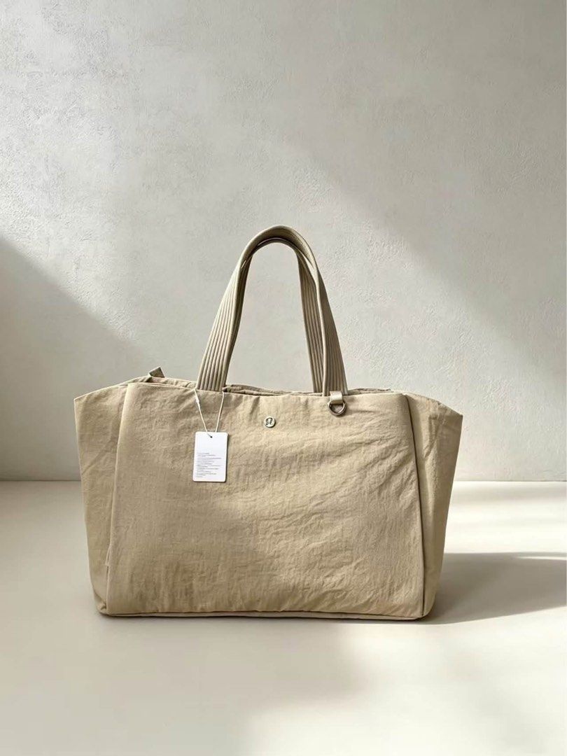 Lululemon Triple Compartment Tote Bag 18L (Category: Tote Bags) located in Manila. Submitted by btdcbagtrendsdcapul.2 (Listing ID 1470559685, Image 2). Description: .