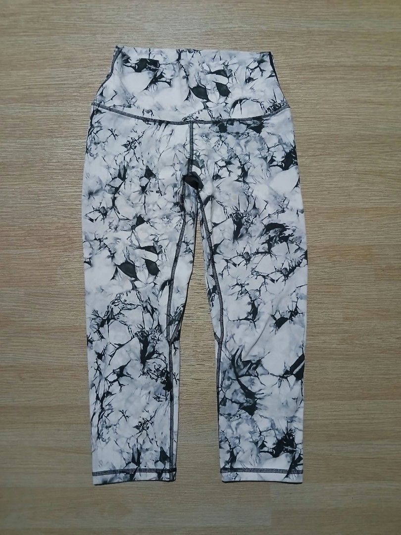 Lululemon Wunder Under High Rise Thights (Category: Activewear) located in Mangaldan. Submitted by used2.wearwomens (Listing ID 1470641529, Image 1). Description: Good Condition No Issue Size Dot 6 On Tag Waist 26-28 Length 28.5 Kindly Check All Posted Pictures.