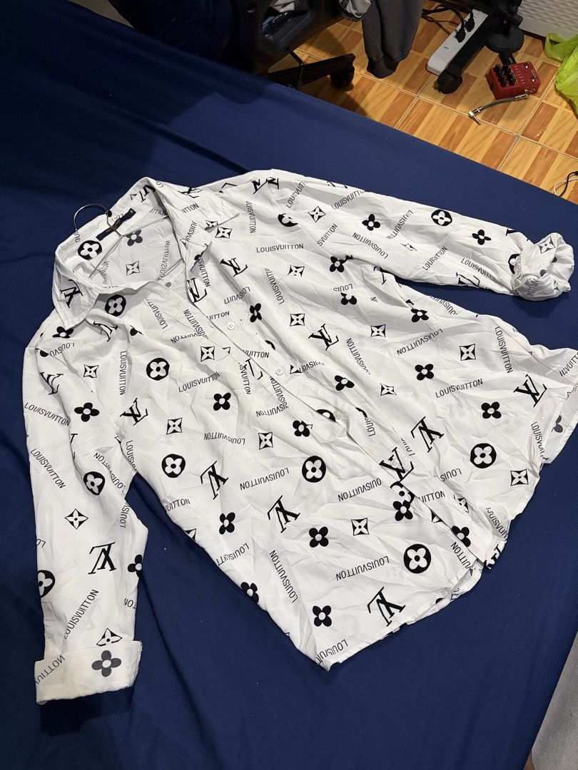 LV LONGSLEEVES (Category: Longsleeves) located in Manila. Submitted by at_realty (Listing ID 1470638306, Image 3). Description: LV LONGSLEEVES MEDIUM 10/10 condition .