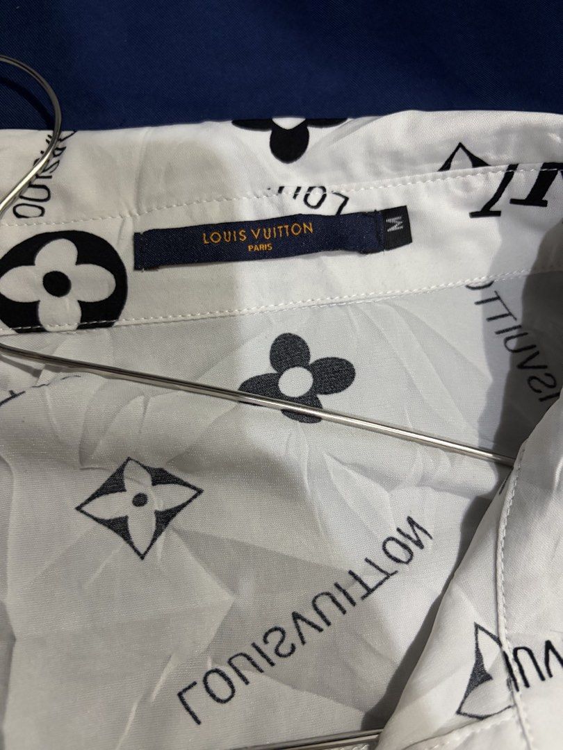 LV LONGSLEEVES (Category: Longsleeves) located in Manila. Submitted by at_realty (Listing ID 1470638306, Image 2). Description: LV LONGSLEEVES MEDIUM 10/10 condition .