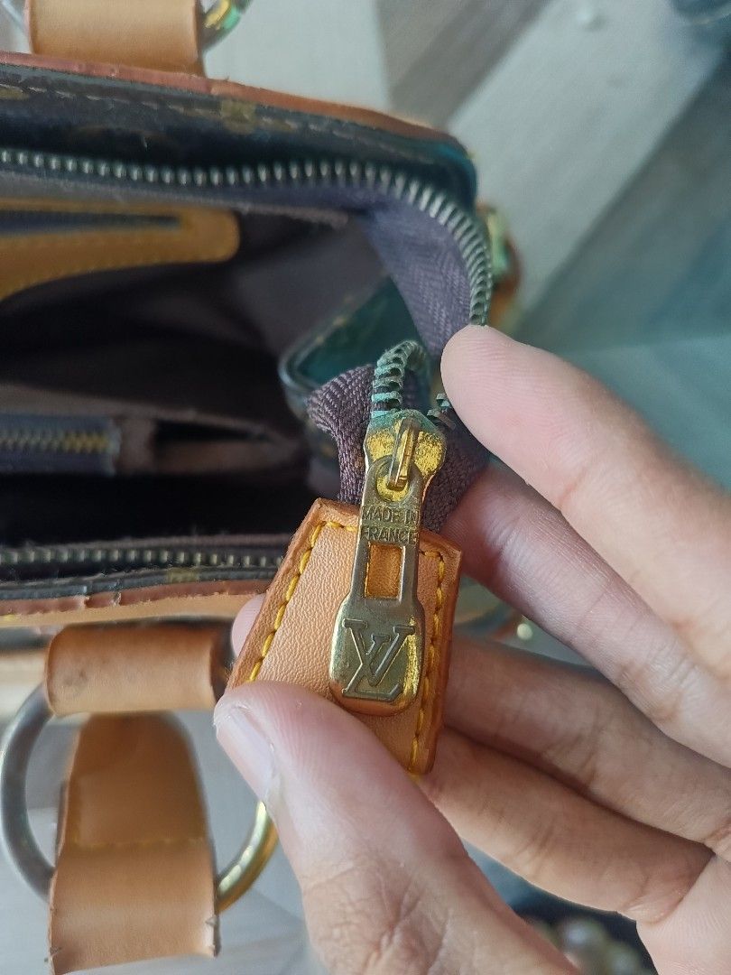 LV monogram hand bag (Category: Luxury Bags & Wallets) located in Naga. Submitted by justthrift09 (Listing ID 1470632891, Image 3). Description: issue: nasa last pic good condition.