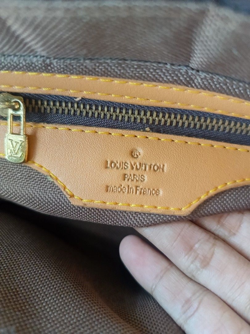 LV monogram hand bag (Category: Luxury Bags & Wallets) located in Naga. Submitted by justthrift09 (Listing ID 1470632891, Image 2). Description: issue: nasa last pic good condition.