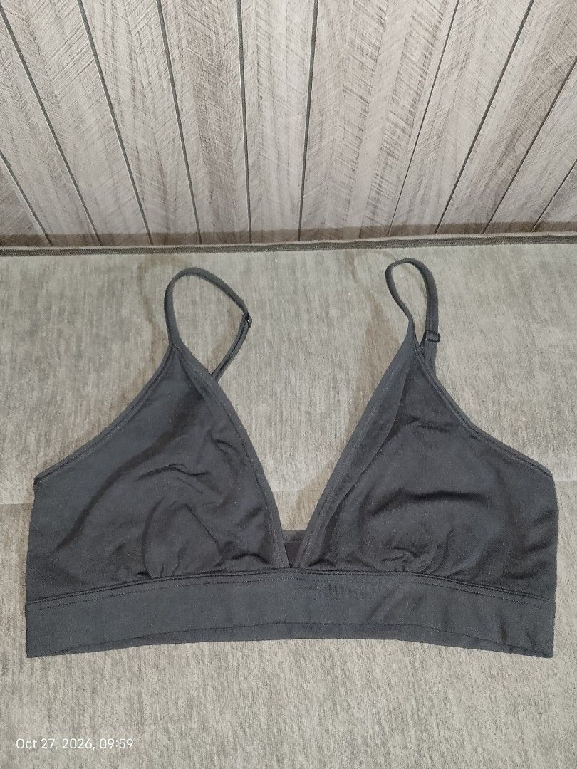M: UNIQLO BLACK BRA NO PADS (Category: Undergarments & Loungewear) located in Manila. Submitted by truecrystal-1407 (Listing ID 1470568065, Image 1). Description: orig Uniqlo.