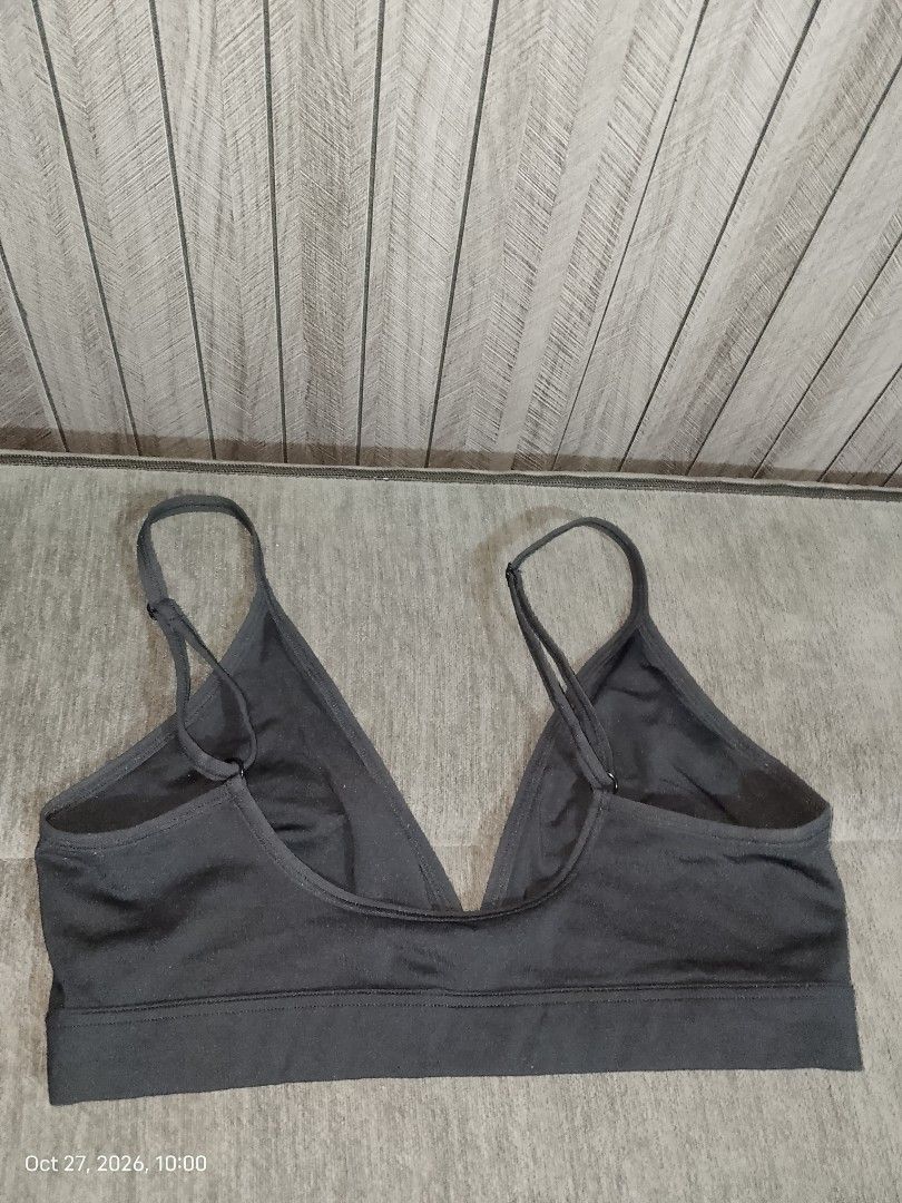 M: UNIQLO BLACK BRA NO PADS (Category: Undergarments & Loungewear) located in Manila. Submitted by truecrystal-1407 (Listing ID 1470568065, Image 2). Description: orig Uniqlo.
