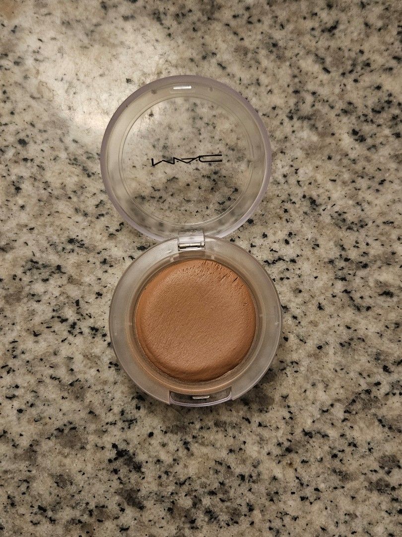 MAC Glow Play Blush in True Harmony (Category: Makeup) located in Imus. Submitted by trininnie (Listing ID 1470603559, Image 2). Description: Please make reading a habit 💖 MAC Glow Play Blush in True Harmony Bought Aug 22, 2026 from oppachancekr (orange app) I swear by this, lasts longer than your last relationship 😉 rfs: need funds Pass to lowballers Not for COD GCash or bank transfer ggx, jnt or lalamove for sdd (imus cavite).