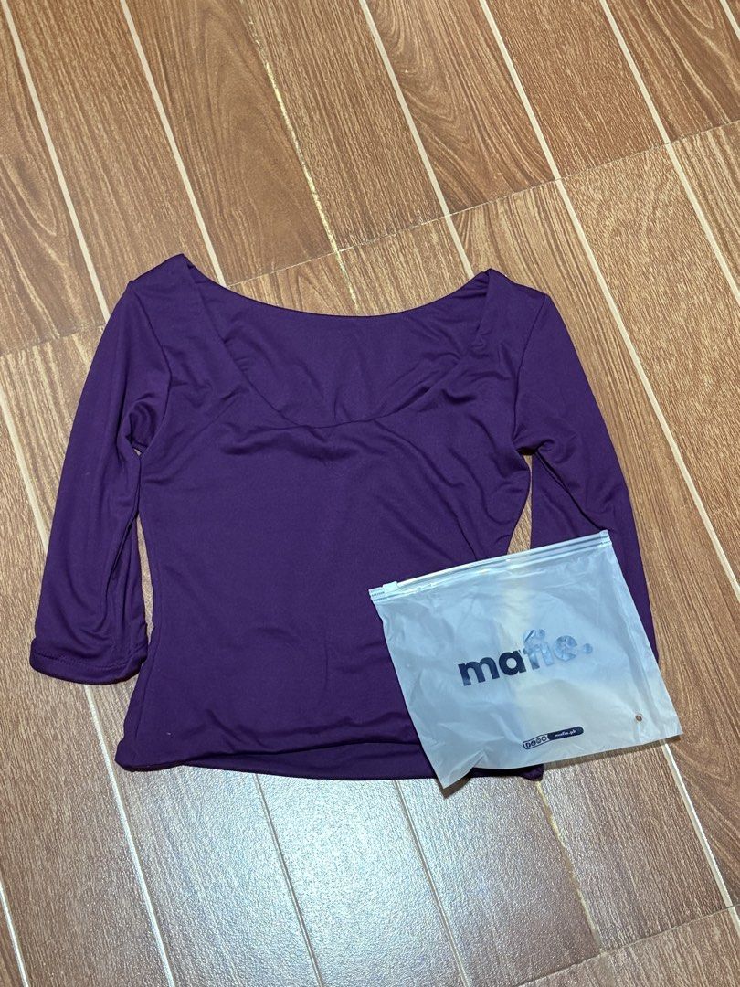 Mafie Two-Way longsleeve Top (Category: Blouses) located in Binan City. Submitted by iluvm0nchichi (Listing ID 1470675857, Image 1). Description: Best fits xs-s BNEW rfs: na doble yung pag check out ko na top .