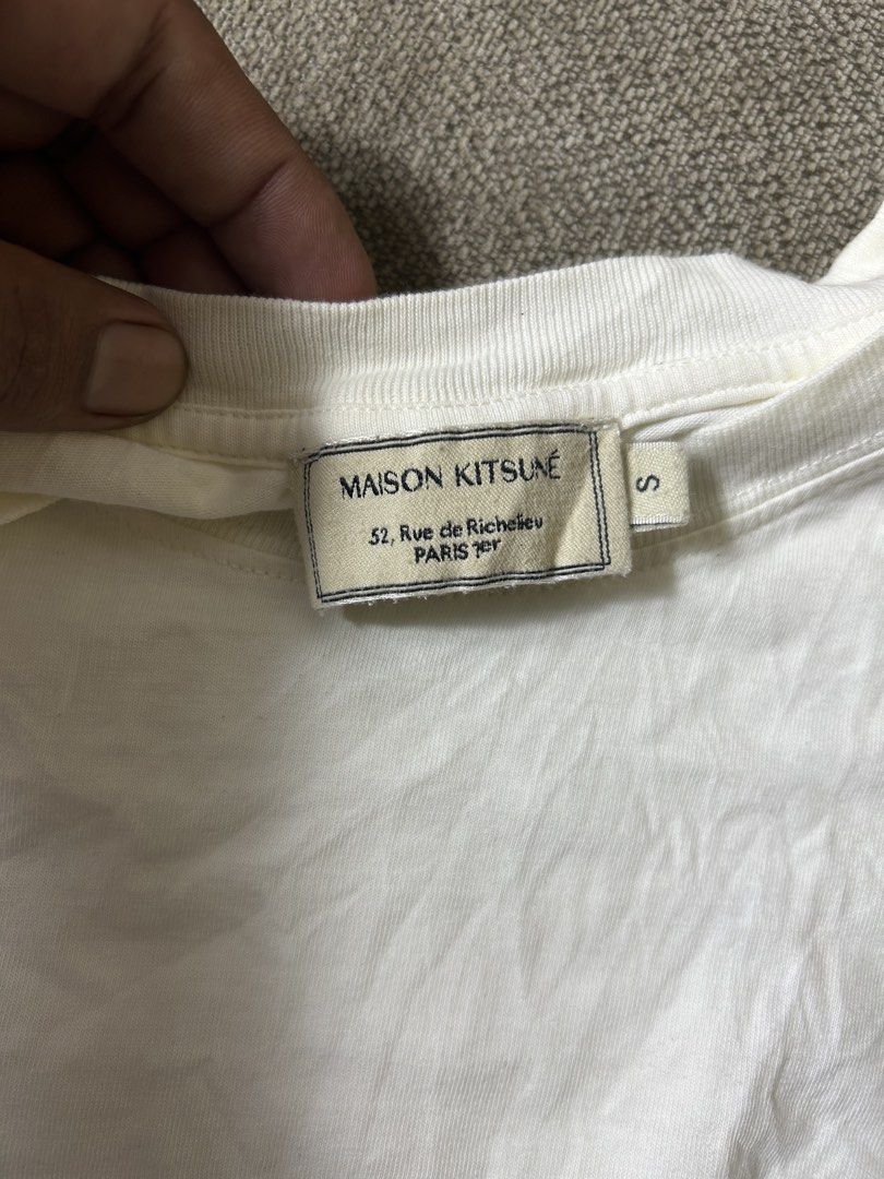 Maison Kitsune (Category: Activewear) located in Aurora. Submitted by snoworiontwinkle_08 (Listing ID 1470678742, Image 2). Description: Like new Maganda Dm me No issue Authentic.