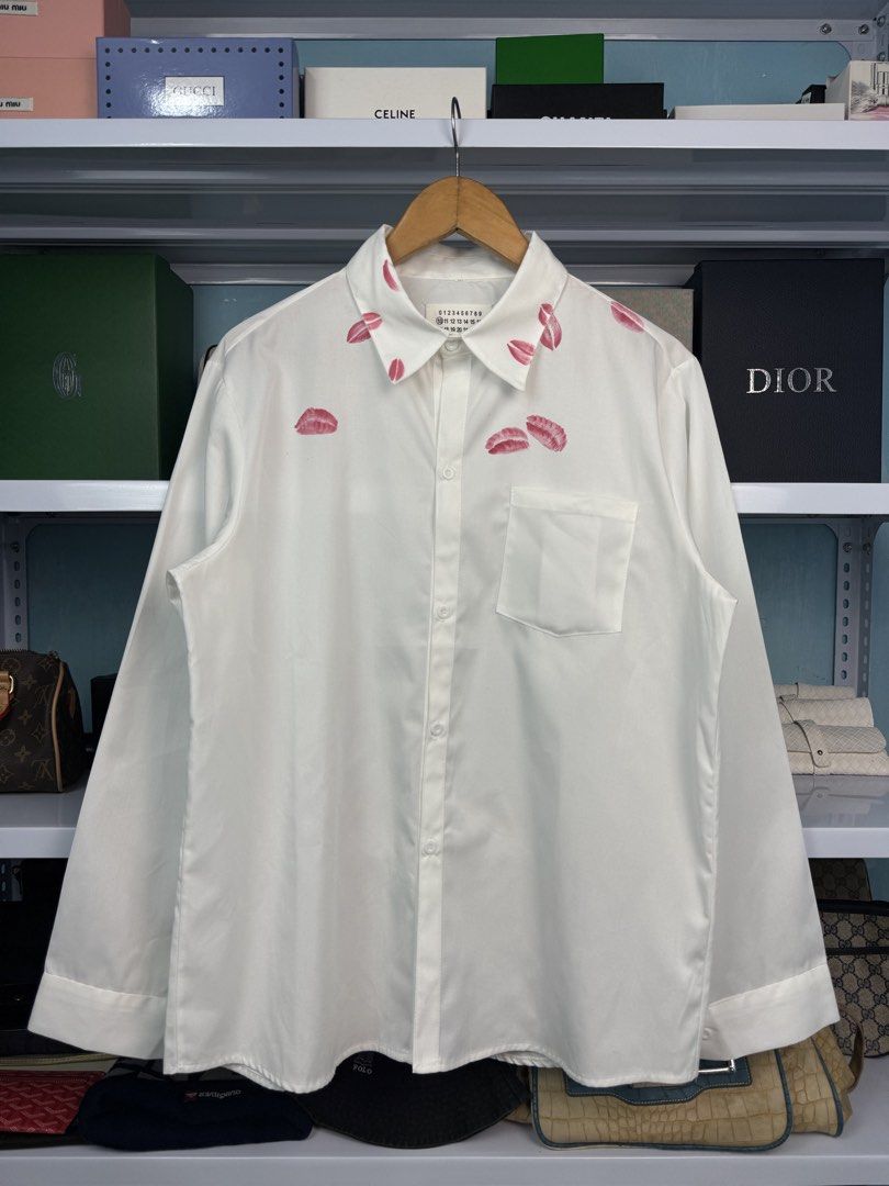 MAISON MARGIELA (Category: Tshirts & Polo Shirts ) located in Quezon City. Submitted by generalmerchandiseph (Listing ID 1470736037, Image 2). Description: - MAISON MARGIELA AW06 ARTISANAL - “KISS” LISPSTICK PRINT BUTTON DOWN - AVANT - GARDE GRAIL PIECE FROM MARTIN MARGIELA’S ALBUM 2006 COLLECTION (LINE 10 / ARTISANAL LINE 0) - 22.5W X 28.5L DIMENSIONS - MEDIUM-LARGE BEST FITS UNISEX - PRISTINE CONDITION - HONG KONG / JAPAN SOURCES ✈️ - WASHED AN
