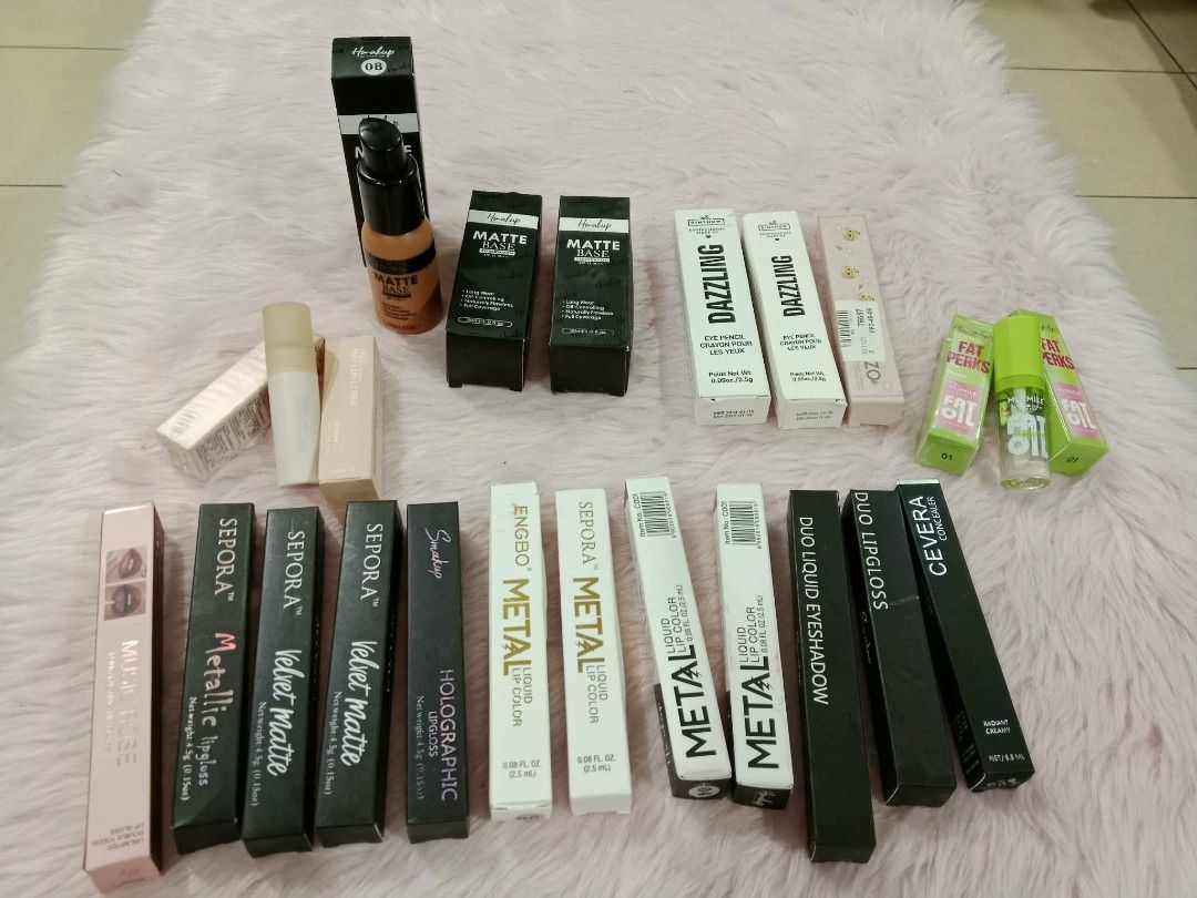 Makeup assorted (Category: Makeup) located in Pasig City. Submitted by janalopez904 (Listing ID 1470707955, Image 1). Description: Each assorted makeup is 120.00.