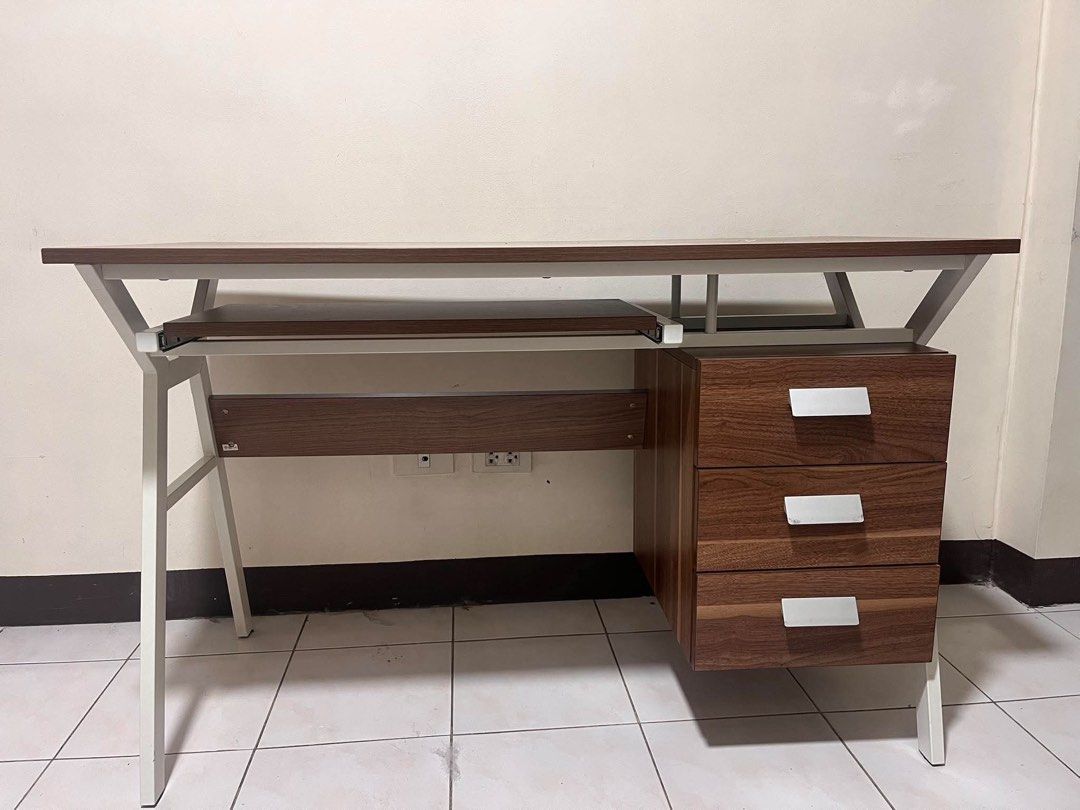 Mandaue Foam Yousik Oddie Office Table (Category: Tables & Sets) located in Makati City. Submitted by roijim (Listing ID 1470565862, Image 3). Description: .