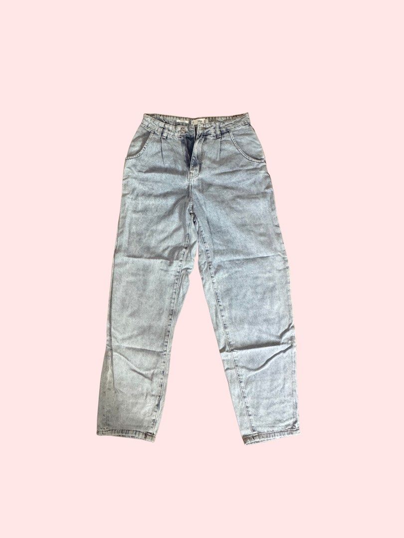Mango Light Wash Pleated Denim Pants (Category: Jeans) located in Pasig City. Submitted by kia.sell (Listing ID 1470655033, Image 1). Description: - Brand: Mango / MNG - Style: High-waisted pleated mom jeans / relaxed tapered fit - Color: Light Blue Acid Wash - Design Details: Flattering high-rise waist with tailored front darts/pleats, classic 4-pocket, and a relaxed silhouette that tapers slightly at the ankles. - Condition: Excellent pre-loved