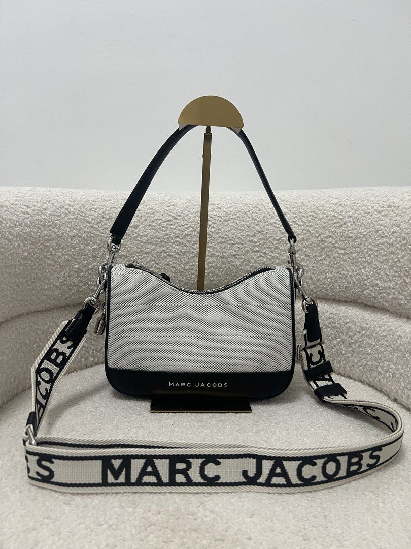 Marc Jacobs Drifter Canvas Shoulder Bag (Category: Shoulder Bags) located in Abulug. Submitted by jamiecammie (Listing ID 1470605090, Image 2). Description: .