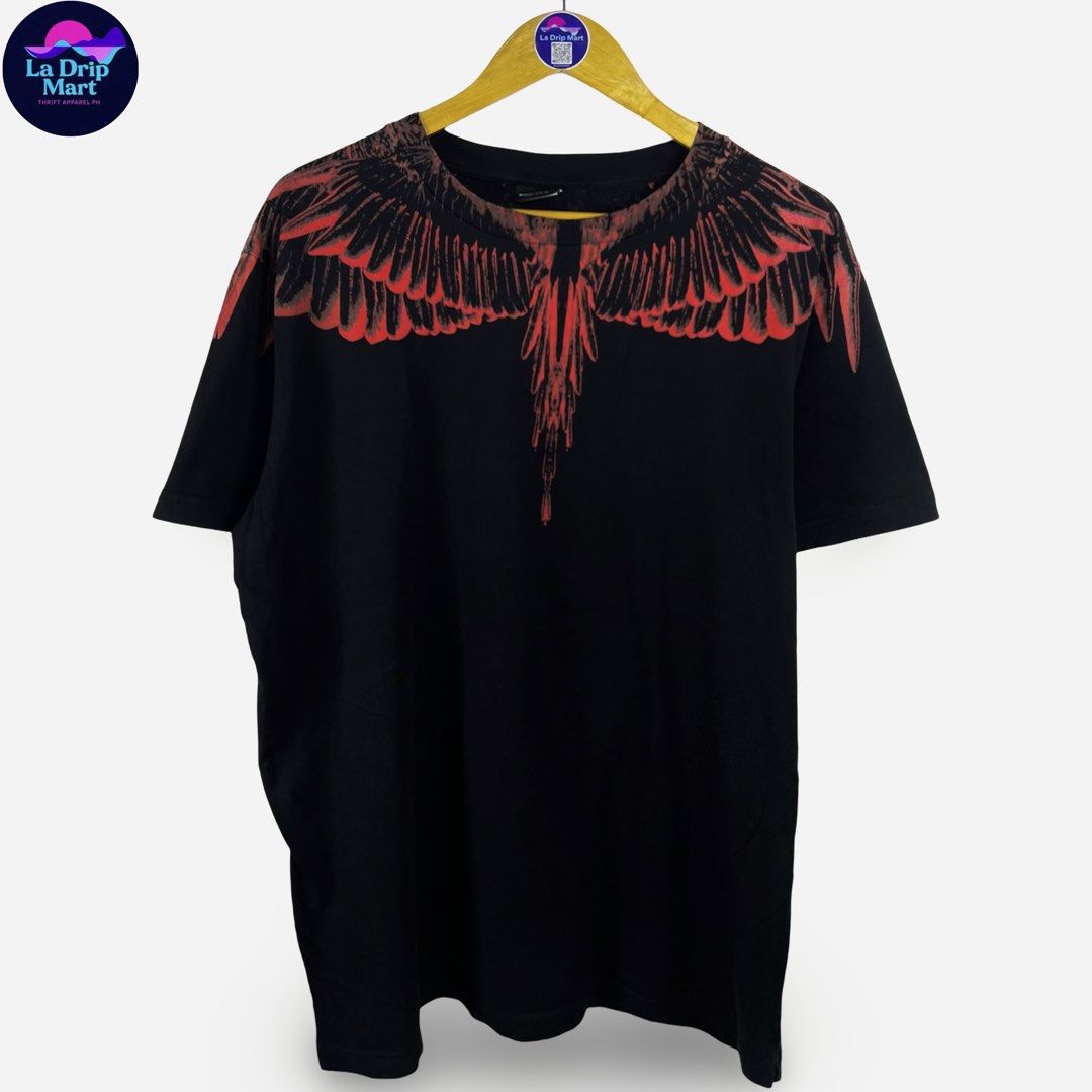 ‎“MARCELO BURLON” WING COLLAR GRPHC TEE (Category: Tshirts & Polo Shirts ) located in Taguig. Submitted by ldm.ph (Listing ID 1470725018, Image 1). Description: ‎(LDM-C-0265) ‎Size:ACTUAL FIT:XL ‎Dimensions ‎Inches width:23 ‎Inches length:29 ‎Condition: EXCELLENT ‎Color rate:9.5 ‎Flaws:❌ ‎(READY TO WEAR) .