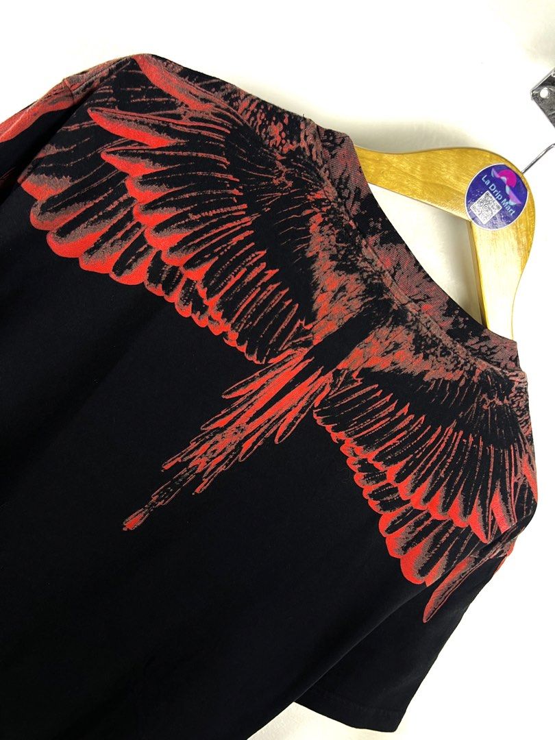 ‎“MARCELO BURLON” WING COLLAR GRPHC TEE (Category: Tshirts & Polo Shirts ) located in Taguig. Submitted by ldm.ph (Listing ID 1470725018, Image 3). Description: ‎(LDM-C-0265) ‎Size:ACTUAL FIT:XL ‎Dimensions ‎Inches width:23 ‎Inches length:29 ‎Condition: EXCELLENT ‎Color rate:9.5 ‎Flaws:❌ ‎(READY TO WEAR) .