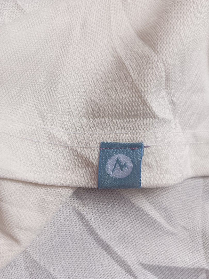 Marmot (Category: Activewear) located in Bacolod City. Submitted by jazzteeeyyynn (Listing ID 1470560220, Image 3). Description: WTS♻️ Marmot⛰️ Color: White Issue: 1 pinhole (unnoticeable) Width: 22 Length: 27 Size Large ✅ 400+ ship Location: Bacolod City.