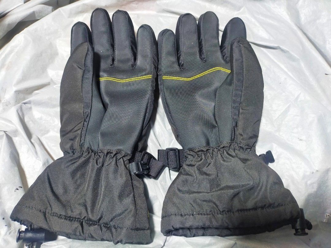 Mashalo Ski Gloves - (Category: Gloves) located in Pasay City. Submitted by 22aileen (Listing ID 1470678147, Image 3). Description: Mashalo Ski Gloves - Size L (Adult) Waterproof / makapal pang-motor, bike, ski May strap + drawstring Good condition,.