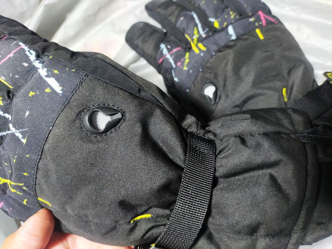 Mashalo Ski Gloves - (Category: Gloves) located in Pasay City. Submitted by 22aileen (Listing ID 1470678147, Image 2). Description: Mashalo Ski Gloves - Size L (Adult) Waterproof / makapal pang-motor, bike, ski May strap + drawstring Good condition,.