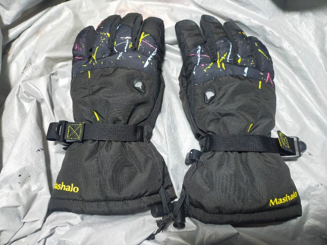 Mashalo Ski Gloves - (Category: Gloves) located in Pasay City. Submitted by 22aileen (Listing ID 1470678147, Image 1). Description: Mashalo Ski Gloves - Size L (Adult) Waterproof / makapal pang-motor, bike, ski May strap + drawstring Good condition,.