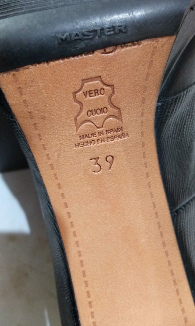 Massimo Dutti (Category: Sneakers & Footwear) located in Manila. Submitted by honeylei28 (Listing ID 1470687794, Image 3). Description: Size 39US 1 inch heals..good as new no scratch or damage with box...