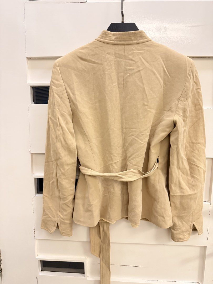 Max Mara blazer jacket (Category: Luxury Apparel) located in San Pablo. Submitted by iamtrina (Listing ID 1470672800, Image 3). Description: Fits S-M Versatile pieve that will go with many outfits be it casual or for work No stains, just need to be ironed/steamed.