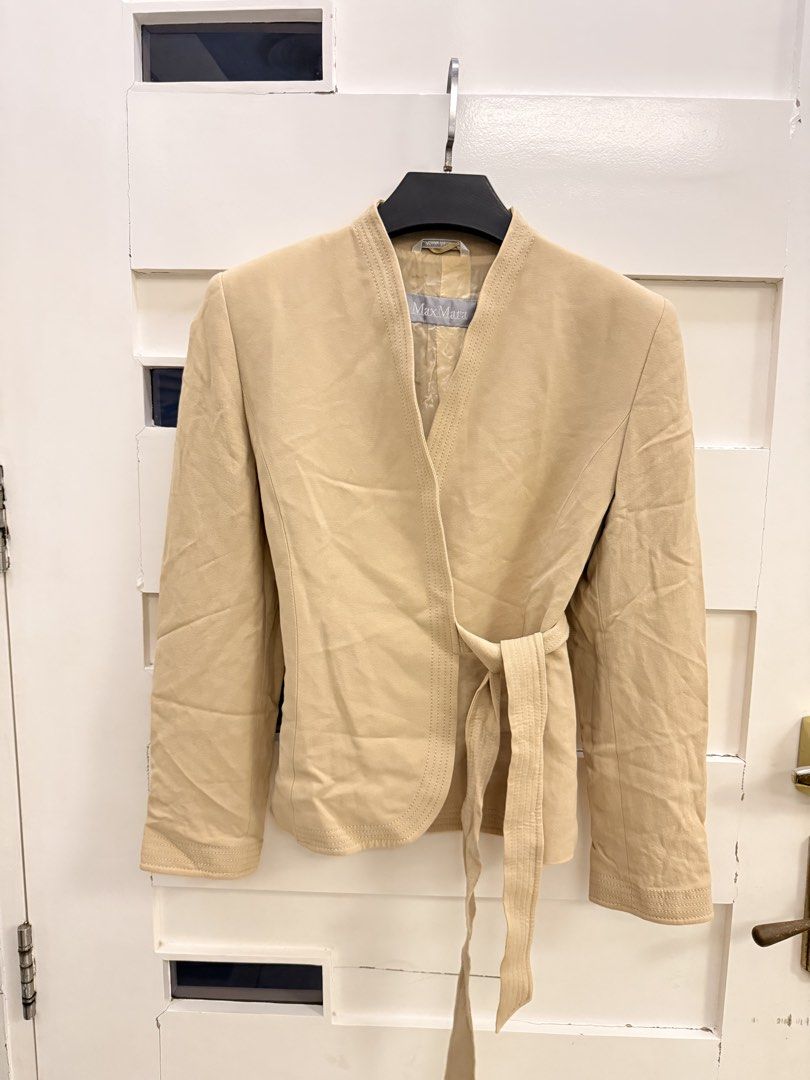 Max Mara blazer jacket (Category: Luxury Apparel) located in San Pablo. Submitted by iamtrina (Listing ID 1470672800, Image 2). Description: Fits S-M Versatile pieve that will go with many outfits be it casual or for work No stains, just need to be ironed/steamed.