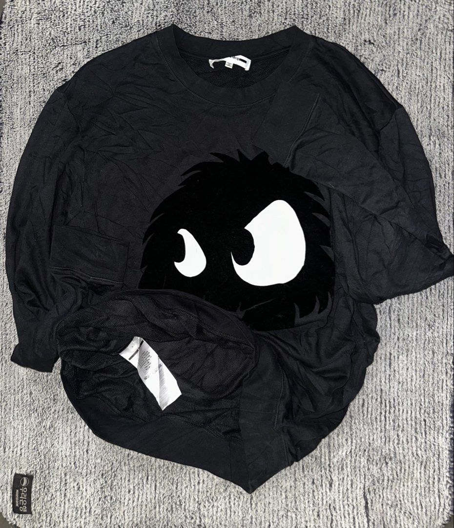 MCQ alexander mcqueen (Category: Coats, Jackets and Outerwear) located in Rosario. Submitted by trippleaaa2020 (Listing ID 1470585098, Image 1). Description: McQ Alexander McQueen “Mad Chester” Monster Eyes Sweatshirt. Size large on tag Dimes 23x28 Issue none Excellent condition Dm if interested .