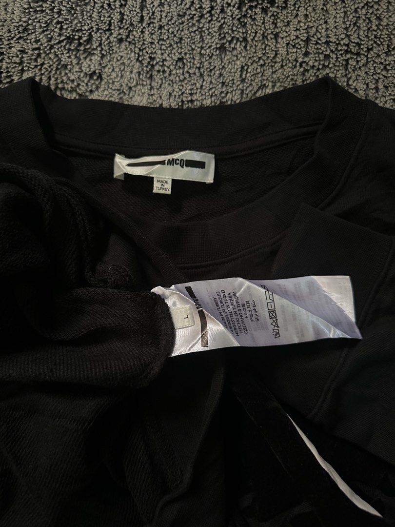 MCQ alexander mcqueen (Category: Coats, Jackets and Outerwear) located in Rosario. Submitted by trippleaaa2020 (Listing ID 1470585098, Image 2). Description: McQ Alexander McQueen “Mad Chester” Monster Eyes Sweatshirt. Size large on tag Dimes 23x28 Issue none Excellent condition Dm if interested .