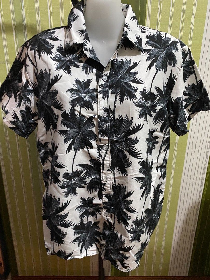 Men's Palm Tree Print Short Sleeve Button-Down Casual Shirt (Category: Tshirts & Polo Shirts ) located in Binan City. Submitted by katespanie (Listing ID 1470623751, Image 2). Description: Sobrang linis ng shirt at wala siyang anything na sira, butas, o defects. Buong-buo pa ang mga tahi at kumpleto ang mga butones, kaya naman wala kang makikitang mantsa o fade sa tela. For men shirt (Medium) pwede suot in summer sa vacation. 📍 Location: LAGUNA 