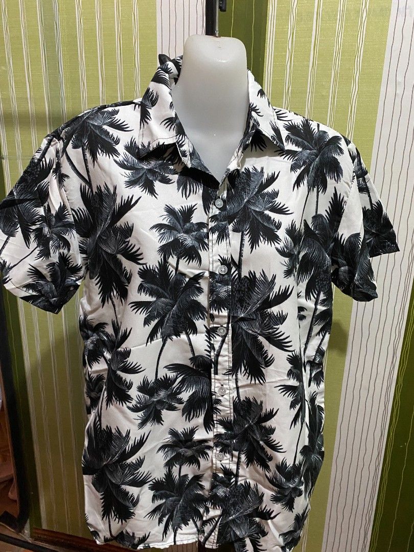 Men's Palm Tree Print Short Sleeve Button-Down Casual Shirt (Category: Tshirts & Polo Shirts ) located in Binan City. Submitted by katespanie (Listing ID 1470623751, Image 3). Description: Sobrang linis ng shirt at wala siyang anything na sira, butas, o defects. Buong-buo pa ang mga tahi at kumpleto ang mga butones, kaya naman wala kang makikitang mantsa o fade sa tela. For men shirt (Medium) pwede suot in summer sa vacation. 📍 Location: LAGUNA 