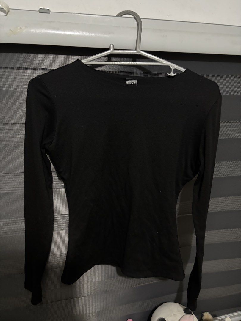 mera olga black top (Category: Longsleeves) located in Manila. Submitted by iyahpreloved_ (Listing ID 1470700888, Image 1). Description: size L.