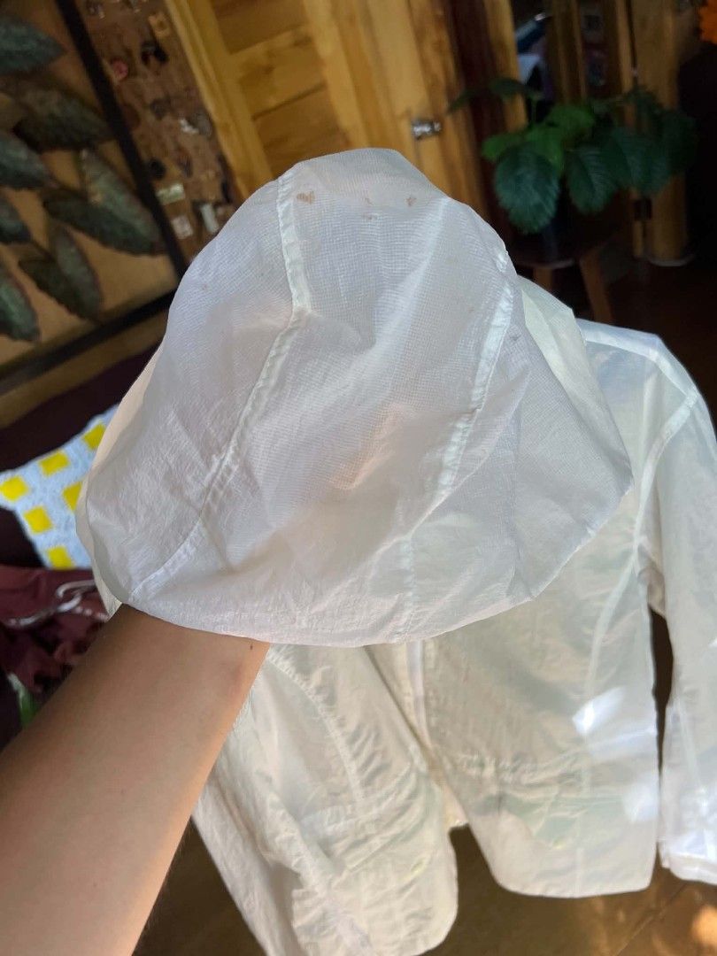 Merrell lightweight women's windbreaker jacket (Category: Coats, Jackets and Outerwear) located in Manila. Submitted by madalingkausap (Listing ID 1470560725, Image 3). Description: good for sporty activity some minor issue like stain but hindi naman halata.