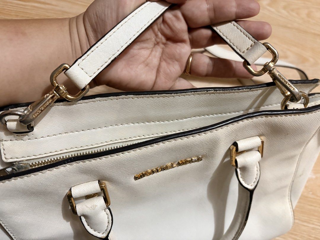 Michael kors 2way bag (Category: Cross-body Bags) located in Koronadal. Submitted by bulilitfam (Listing ID 1470652249, Image 3). Description: Ukaysource Needs repaint and hardwares are faded.