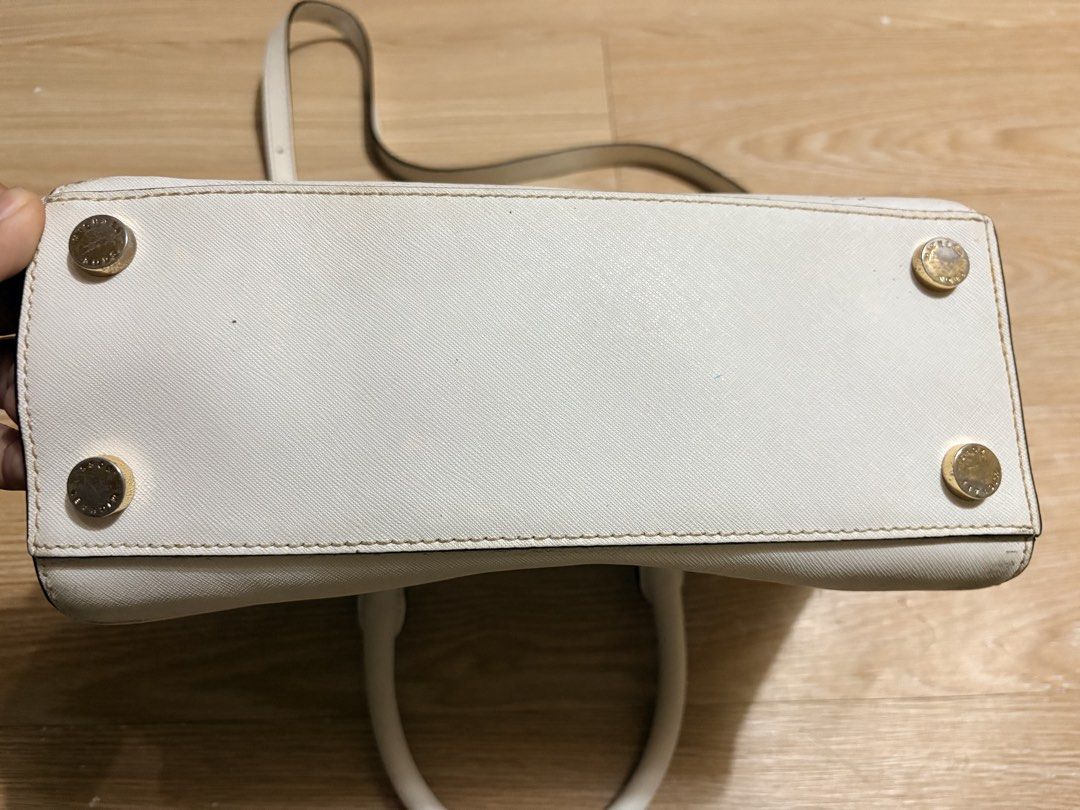 Michael kors 2way bag (Category: Cross-body Bags) located in Koronadal. Submitted by bulilitfam (Listing ID 1470652249, Image 2). Description: Ukaysource Needs repaint and hardwares are faded.