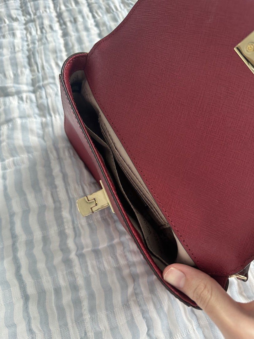Michael kors authetic (Category: Sling Bags) located in Quezon City. Submitted by byzeya (Listing ID 1470589086, Image 3). Description: Detached wallet.