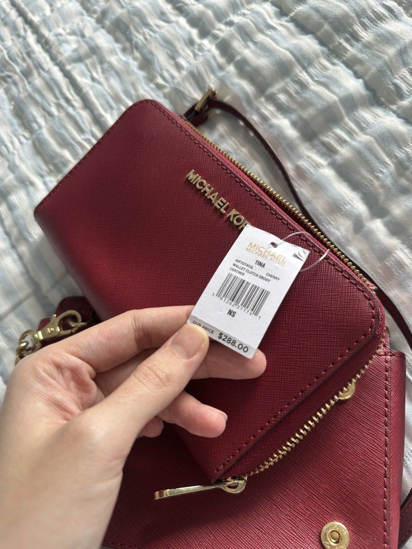 Michael kors authetic (Category: Sling Bags) located in Quezon City. Submitted by byzeya (Listing ID 1470589086, Image 2). Description: Detached wallet.