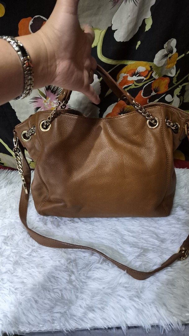 Michael Kors Brown Leather Shoulder Bag (Category: Looking For) located in Baguio. Submitted by jhaz_bags (Listing ID 1470679785, Image 1). Description: - Brand: Michael Kors - Material: Brown pebbled leather with gold-tone hardware - Straps: Dual options with chain and leather handles - Accessories: Iconic MK logo charm included - Interior: Fabric lining with convenient inside pockets - Authenticity: Features 'Made in Vietnam' tag - Condition: S