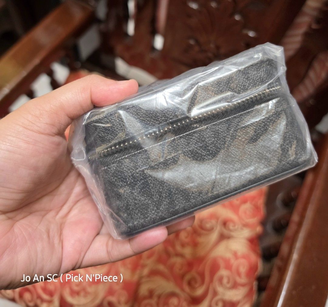 MICHAEL KORS COOPER WATCH TRAVEL CASE BLACK (Category: Accessory Holder, Box & Organizers) located in Quezon City. Submitted by joansc (Listing ID 1470722067, Image 2). Description: SOURCED: US 100% ORIGINAL ONLY W/TAG, POLYPLASTIC, CARE CARD.