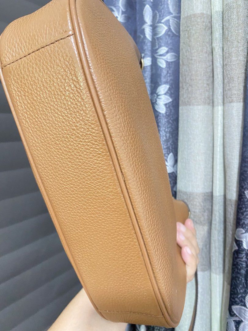 Michael Kors Cora (Category: Luxury Bags & Wallets) located in Manila. Submitted by yeshajess293981 (Listing ID 1470649668, Image 3). Description: Legit 💯💯 Looks new Napakaganda Medium size Pwede shoulder or sling.