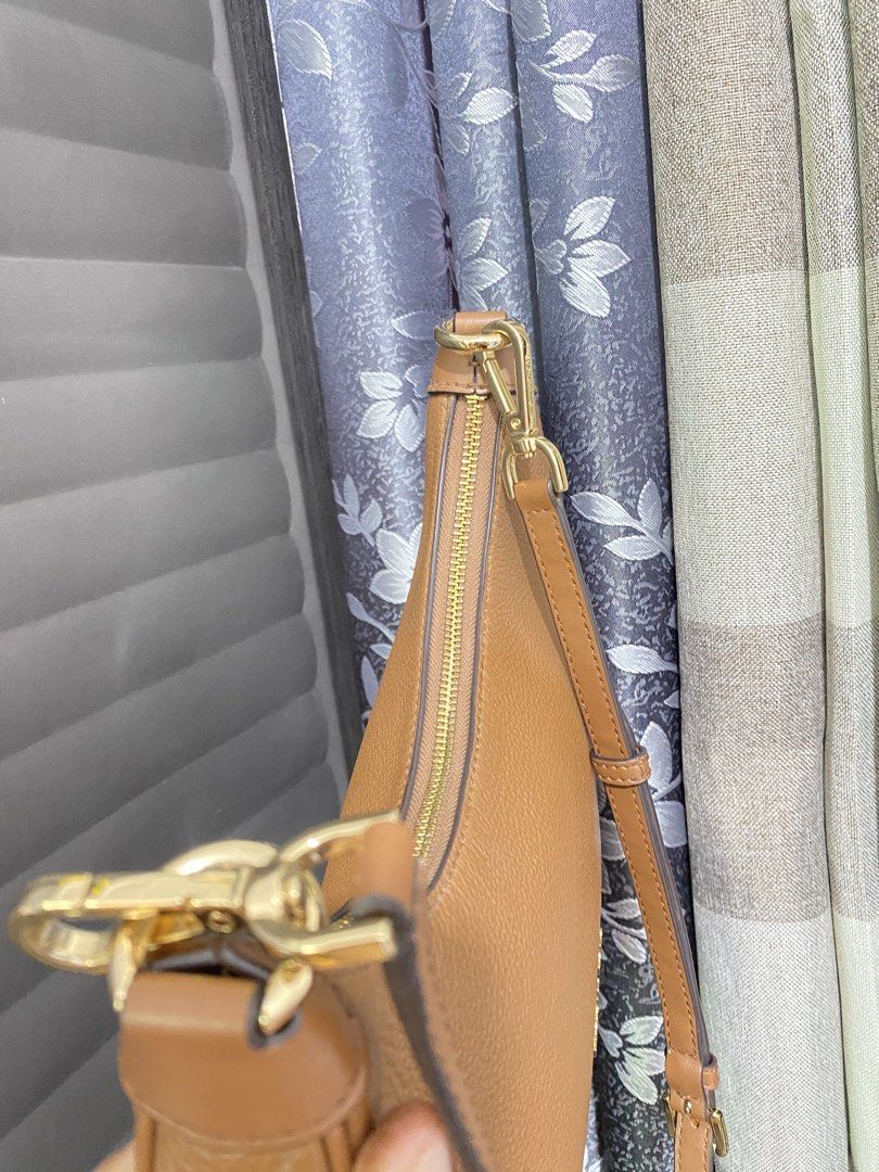 Michael Kors Cora (Category: Luxury Bags & Wallets) located in Manila. Submitted by yeshajess293981 (Listing ID 1470649668, Image 2). Description: Legit 💯💯 Looks new Napakaganda Medium size Pwede shoulder or sling.