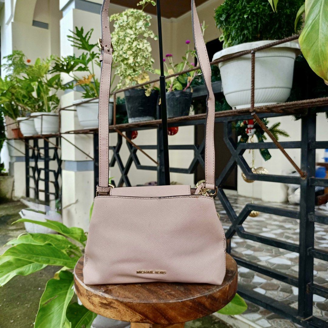 Michael Kors small portia 2-way bag (Category: Cross-body Bags) located in Barugo. Submitted by green.trendsetter (Listing ID 1470567655, Image 3). Description: PRELOVED MEANS PRELOVED. Each piece has been previously loved and may naturally have signs of use such as creasing, scratches, stains, discoloration, or other imperfections. Kindly manage your expectations accordingly. •We kindly ask for no fussy buyers. • Photos of bag’s details and othe