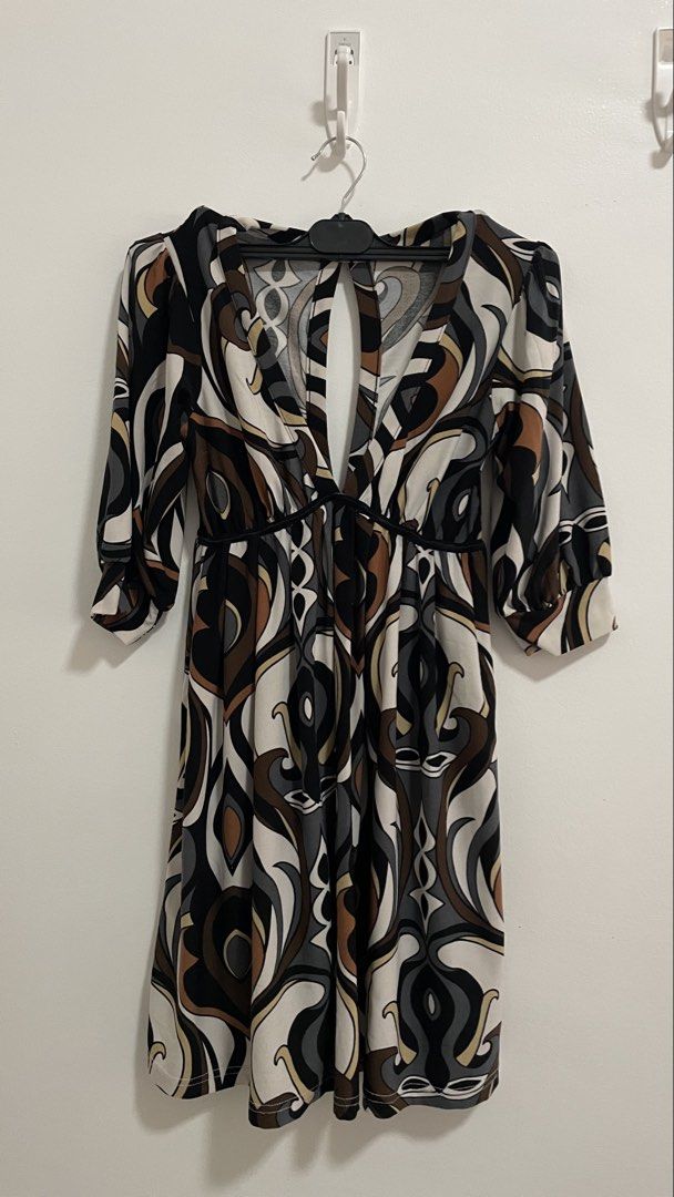 Midi Dress (Category: Dresses) located in Indang. Submitted by itsginnpom (Listing ID 1470580562, Image 1). Description: Size: XS-S • stretchy fabric • open yung likod but not backless • v-neck style • 3/4 sleeves.