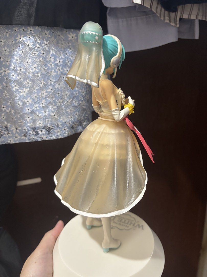Miku white dress (Category: Figurines & Statues) located in Manila. Submitted by nagusamero (Listing ID 1470662235, Image 2). Description: No Issue ‼️ Authentic Already clean No LP auto decline with Box ( maayos ung box ) Yan lang po ang pic for now payfirst with sf / First to pay .