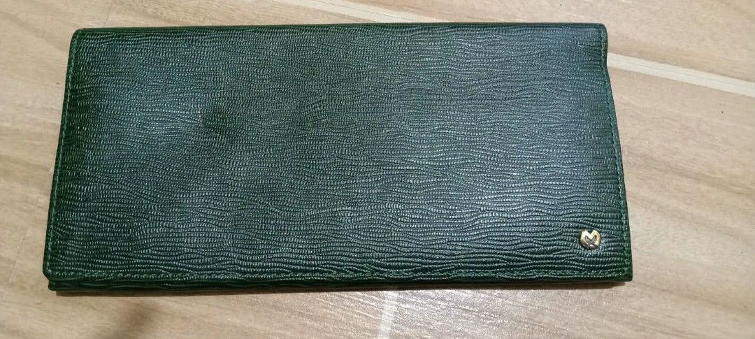 Mila Schon Milano Green Long Wallet (Category: Wallets & Card holders) located in Gapan. Submitted by montesnora80204 (Listing ID 1470565535, Image 1). Description: - Brand: Mila Schon Milano - Color: Dark green with gold-tone hardware - Material: Premium textured leather - Interior: Multiple card slots, bill compartments, and receipt pockets - Condition: Clean interior with crisp exterior edges - Design: Slim profile that fits easily into bags -