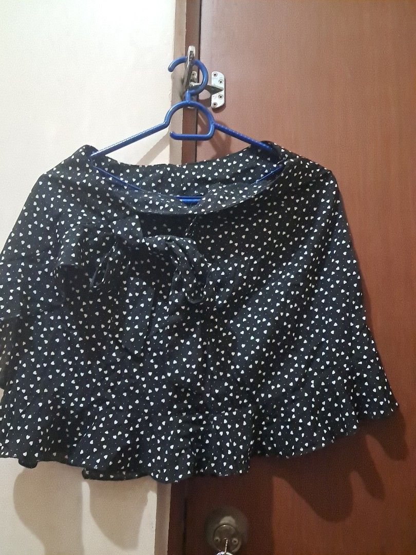 Mini skirt (Category: Dresses) located in Las Pinas. Submitted by shop2ship (Listing ID 1470604341, Image 1). Description: mini skirt with tie raffles on the side black white with printed white hearts.