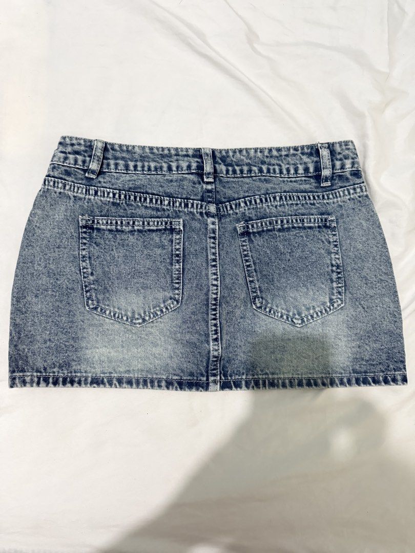 Mini Skirt (S) (Category: Skirts) located in Pasig City. Submitted by hri.sell (Listing ID 1470575694, Image 2). Description: - size S (waist : 25-27) - never been worn RFS: bought wrong size.