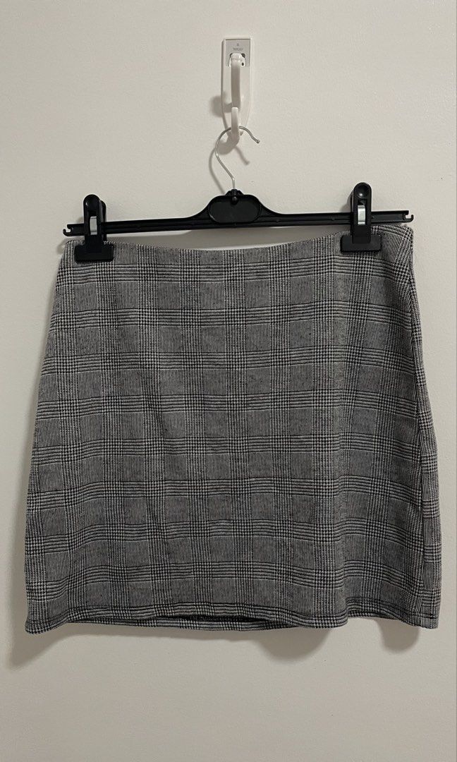Mini Skirts (Category: Shirts) located in Indang. Submitted by itsginnpom (Listing ID 1470578767, Image 1). Description: Gray Black Pleated Mini Skirt Brand: rue21 Size: Large on Tag • garterized waist •A-line shaped mini skirt Black Mini Skirt Brand: Forever 21 Size: M on tag (can fit up to L frame) •garterized, stretchy • knitted fabric • more on fitted pencil type of skirt .