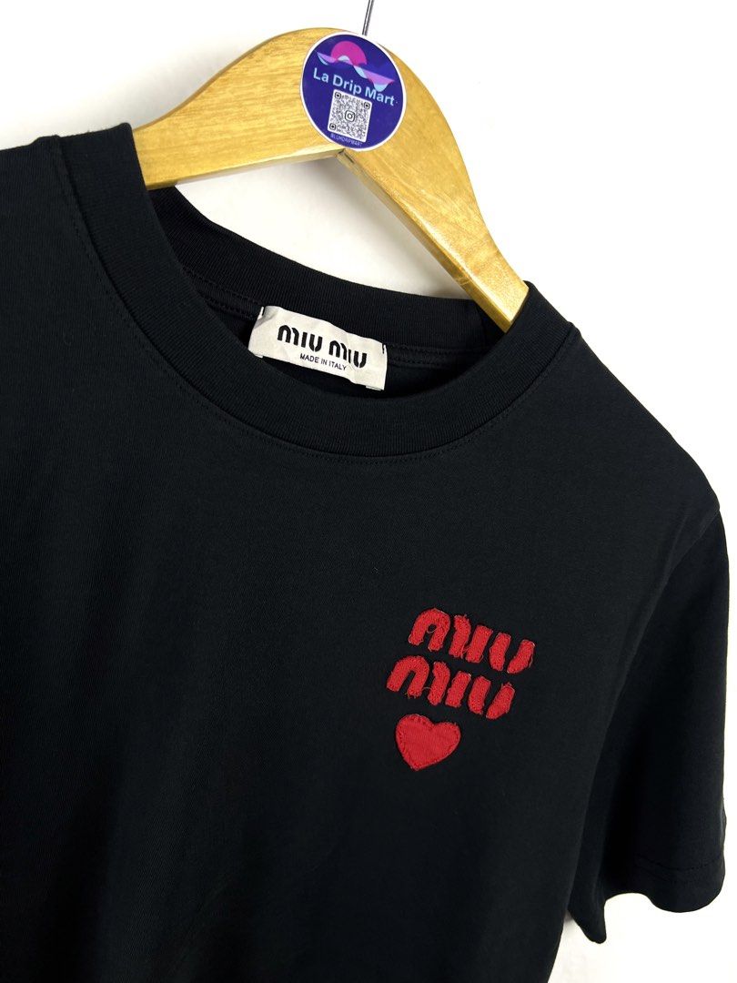 ‎“MIU-MIU” PATCH HEART SCRPT TEE (Category: Tshirts & Polo Shirts ) located in Taguig. Submitted by ldm.ph (Listing ID 1470724710, Image 3). Description: ‎(LDM-C-0263) ‎Size:ACTUAL FIT:MEDIUM ‎Dimensions ‎Inches width:20 ‎Inches length:22 ‎Condition:EXCELLENT ‎Color rate:9.5 ‎Flaws:❌ ‎(READY TO WEAR) .