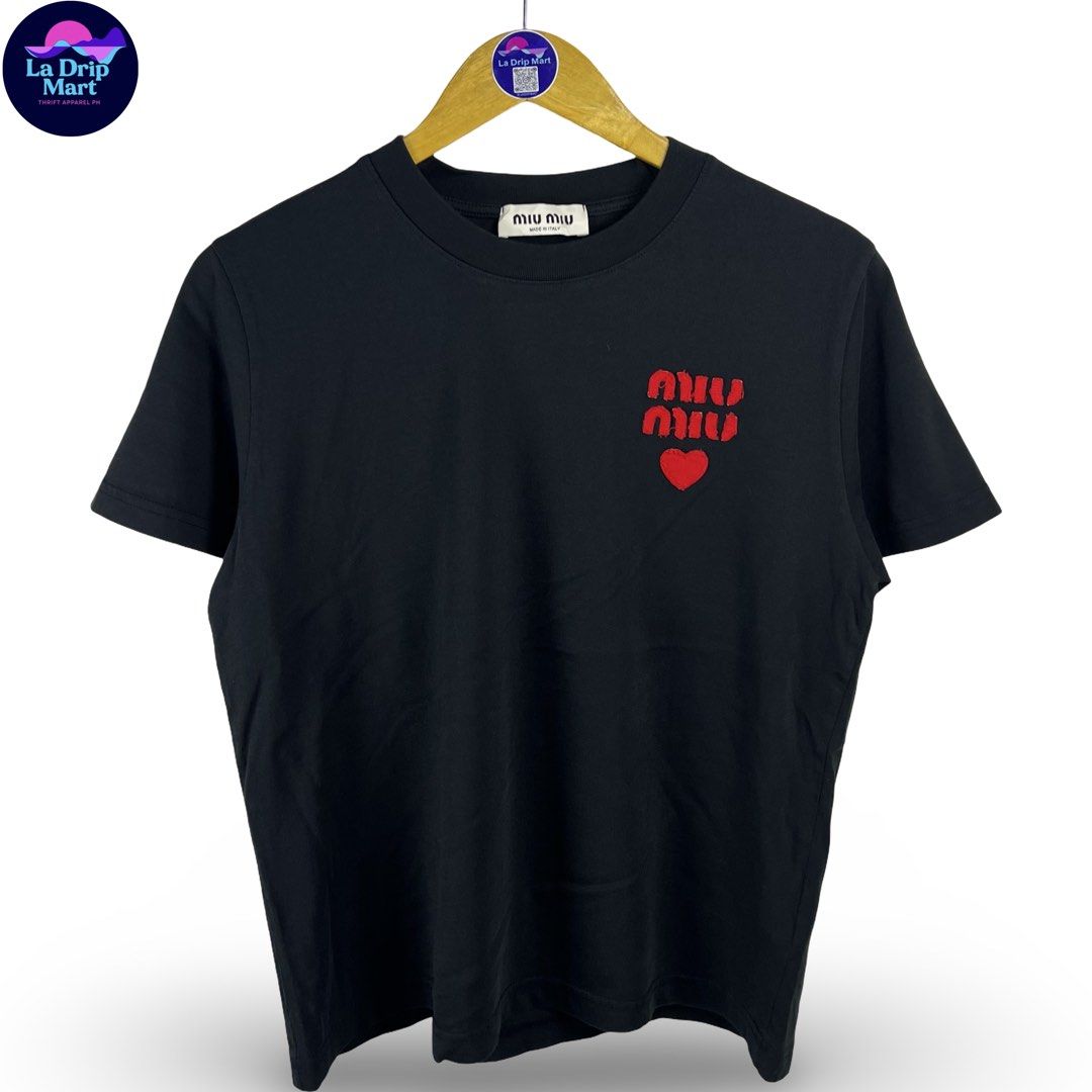 ‎“MIU-MIU” PATCH HEART SCRPT TEE (Category: Tshirts & Polo Shirts ) located in Taguig. Submitted by ldm.ph (Listing ID 1470724710, Image 1). Description: ‎(LDM-C-0263) ‎Size:ACTUAL FIT:MEDIUM ‎Dimensions ‎Inches width:20 ‎Inches length:22 ‎Condition:EXCELLENT ‎Color rate:9.5 ‎Flaws:❌ ‎(READY TO WEAR) .