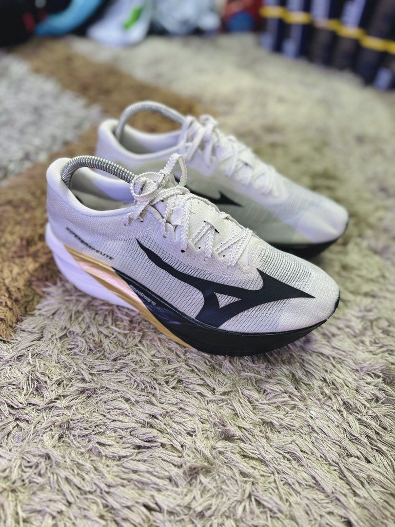 MIZUNO HYPERWARP ELITE (Category: Sneakers) located in Manila. Submitted by visvim24 (Listing ID 1470422617, Image 2). Description: sz 8 with box.