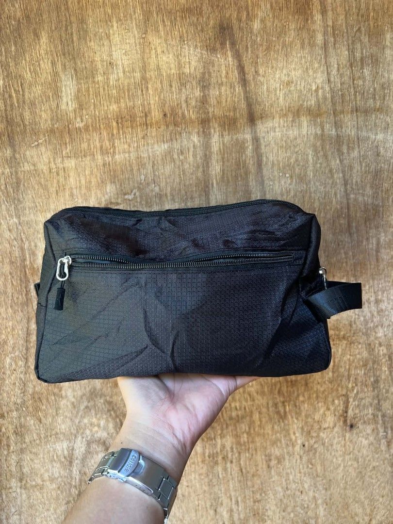 Mizuno Lightweight Sport Case (Category: Belt bags, Clutches and Pouches) located in Manila. Submitted by madalingkausap (Listing ID 1470583824, Image 3). Description: ripstop nylon texture and features the brand's iconic Runbird logo prominently on the corner. water proof din po. no issue tawaran mo lang.